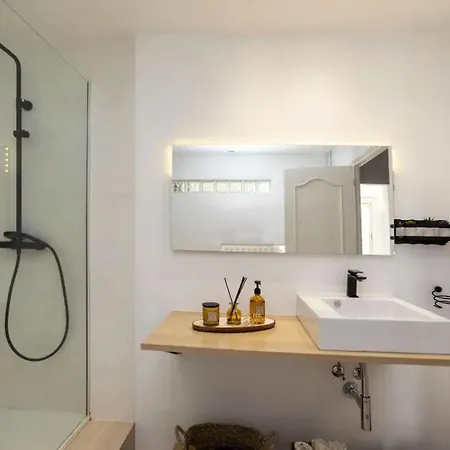 Casa Canyet Con Piscina A Un Paso De Barcelona Y La Playa Holiday home
